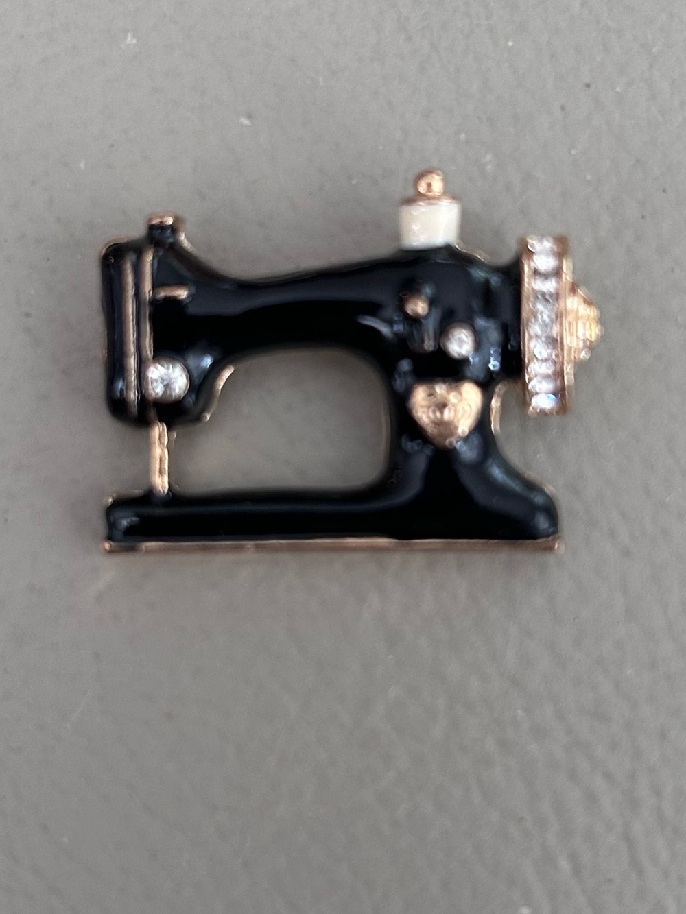 Black Gold Tone Sewing Machine Rhinestone Metal Brooch Pin